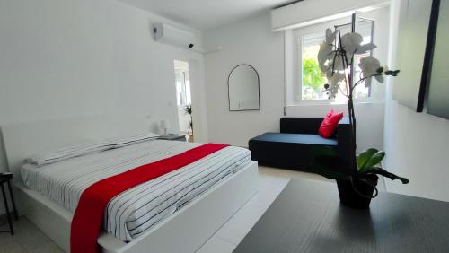 1 dormitorio con 1 cama, 1 silla y 1 ventana en Casa Lety con giardino, aria condizionata e wifi, en Rímini