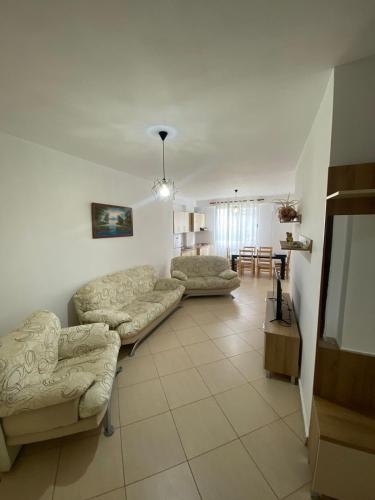 - un salon avec deux canapés et une table dans l'établissement Holiday Apartaments Durres, à Durrës