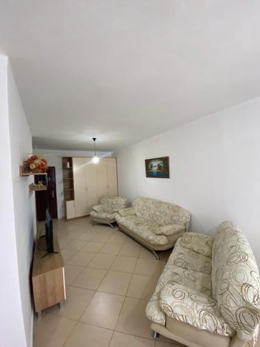 - un salon avec deux canapés et un canapé dans l'établissement Holiday Apartaments Durres, à Durrës
