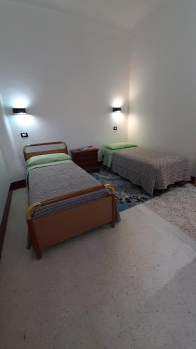 een kamer met 2 bedden in een kamer bij CASA VACANZE NONNA ROSETTA in Menfi