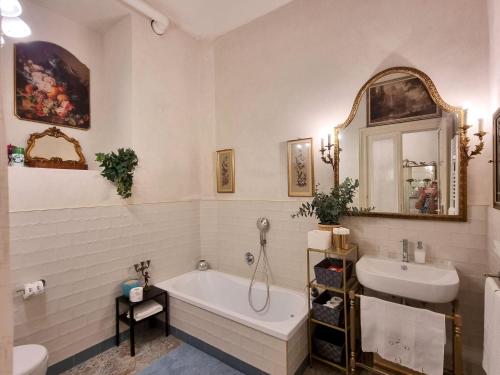 Baño blanco con bañera y lavamanos en Borgo Po bliss en Turín