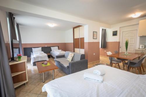 une chambre d'hôtel avec un lit et un salon dans l'établissement Fuk-tak's bungalow, à Dojran
