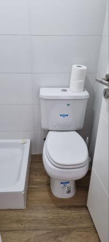a bathroom with a toilet and a tub and a toilet paper at Studio con amenities en Palermo - Recoleta in Buenos Aires