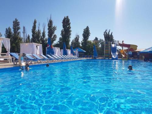 Swimmingpoolen hos eller tæt på Santorini Beach Hotel Koblevo