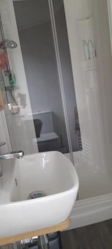 Ένα μπάνιο στο Belfry 2 - Luxury spacious family caravan