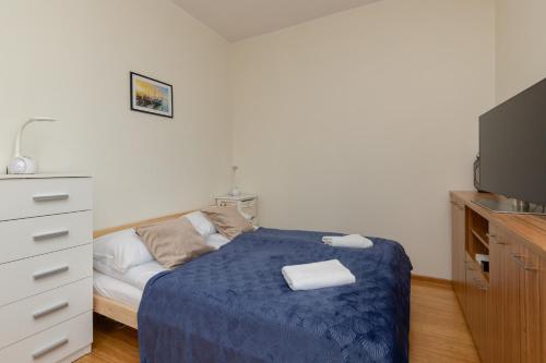 Cozy Apartment Batalionów Chłopskich in Gdynia by Renters tesisinde bir odada yatak veya yataklar
