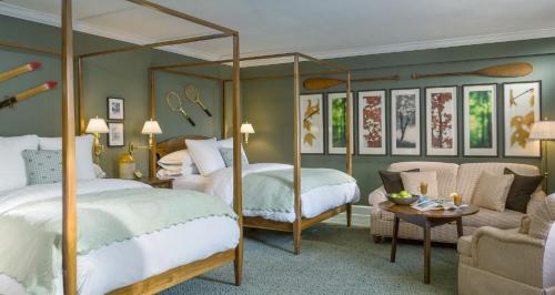 Tempat tidur dalam kamar di Woodstock Inn & Resort