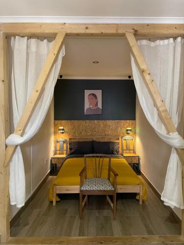 カルダス・ダ・ライーニャにあるCasa dos Poetasのベッドルーム(黄色のベッド1台、テーブル付)
