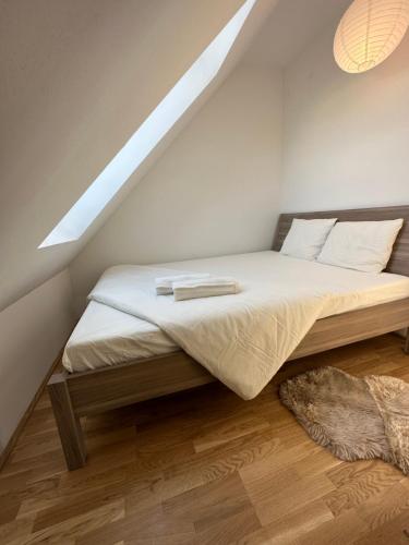 Lova arba lovos apgyvendinimo įstaigoje Contemporary Apartment with Stunning Views 20