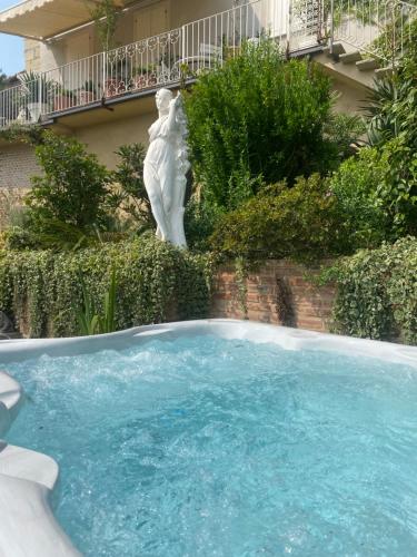 una estatua de un oso polar de pie junto a una piscina en Ai Leoni Ruggenti - Giardino Segreto con Vista sul Monferrato, en Ottiglio