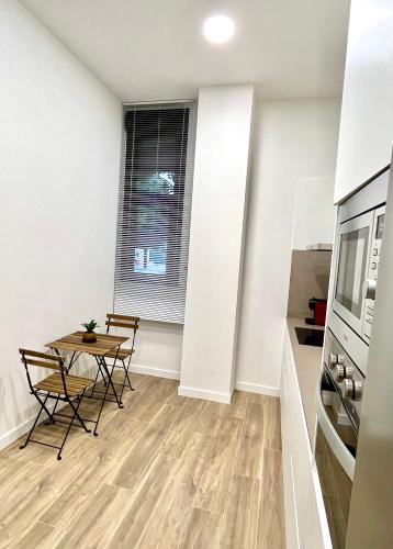 a kitchen and dining room with a table and chairs at Loft RioArga. Comodidad y Estiloa a 5 min Centro. Nuevo!!! in Pamplona