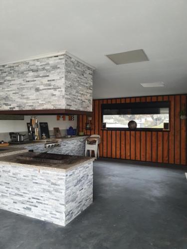 - une cuisine avec un comptoir en pierre dans une pièce dans l'établissement Villa Caldas, à Sadirac