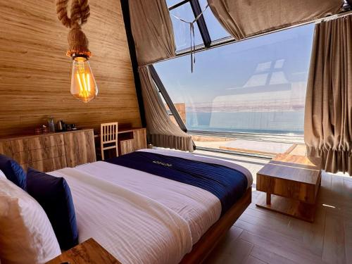 Deadsea OCTAGON في مادبا: غرفة نوم بسرير ونافذة كبيرة