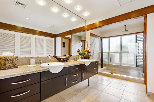 a bathroom with two sinks and a large mirror at Kapalua Bay Villa 33G4 in Kahana
