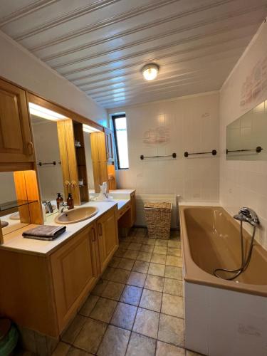 y baño grande con 2 lavabos y bañera. en House with a magical garden and sunroom en Höfn