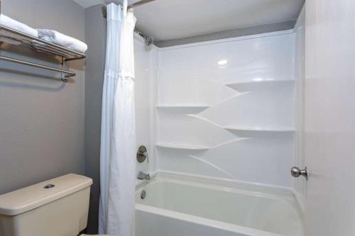 ein weißes Badezimmer mit Dusche und Toilette in der Unterkunft Baymont by Wyndham Marianna in Marianna