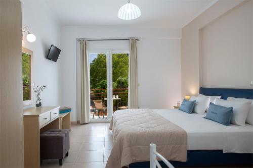 Una cama o camas en una habitación de Menes Hotel