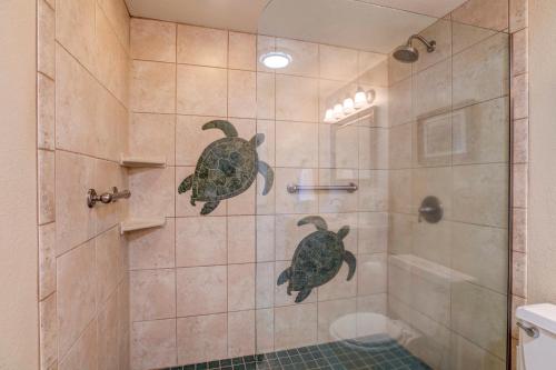 two turtles in a shower in a bathroom at Lauloa 102 in Wailuku