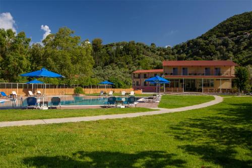 La alberca dentro o cerca de Menes Hotel