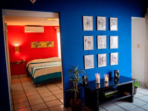 a bedroom with a blue and red wall at Casa Colorida in La Paz