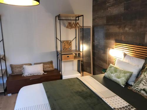 ein Schlafzimmer mit einem Bett, einem Stuhl und einer Lampe in der Unterkunft Chambres d'hôtes La Manola in Rognes