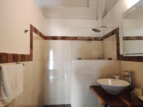y baño con lavabo blanco y espejo. en HOTEL NIETO MOMPOX, ubicado en el corazón del centro histórico, frente al rio magdalena en zona de malecón, en Mompox
