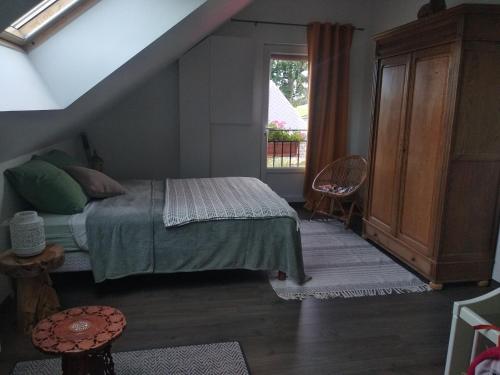 Schlafzimmer mit einem Bett und einem Fenster in der Unterkunft Suite familiale Mamito et Papito in Notre-Dame-du-Bec
