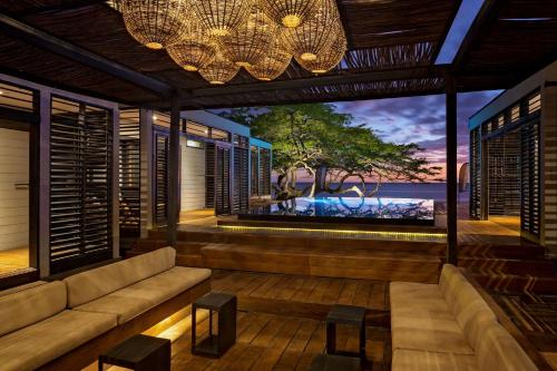 El Limónにある99 Surf Lodgeのソファ付きの客室で、海の景色を望めます。