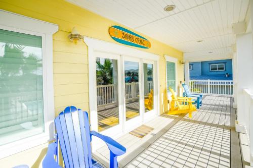 Un balcón o terraza de Sandy Craic- Elevator! Overlooking Community Pool!