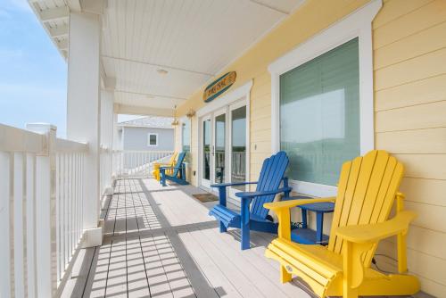 Un balcón o terraza de Sandy Craic- Elevator! Overlooking Community Pool!