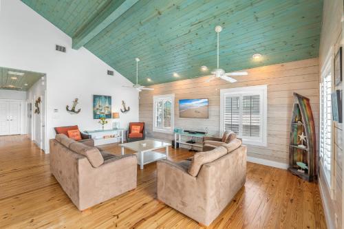 Zona de estar de Sandy Craic- Elevator! Overlooking Community Pool!