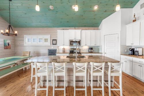 Una cocina o zona de cocina en Sandy Craic- Elevator! Overlooking Community Pool!