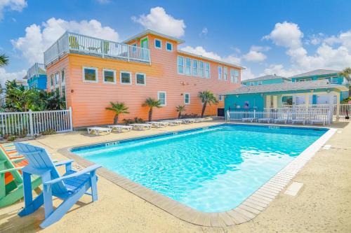 Piscina en o cerca de Sandy Craic- Elevator! Overlooking Community Pool!