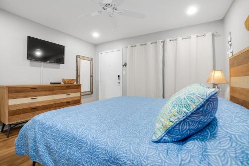 Ένα ή περισσότερα κρεβάτια σε δωμάτιο στο Sunrise Villas 208- Pool & Boardwalk to the beach