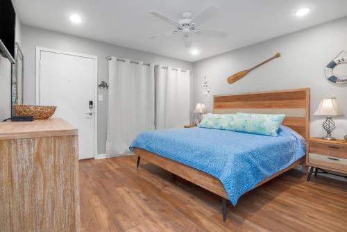 1 dormitorio con 1 cama con edredón azul en Sunrise Villas 208- Pool & Boardwalk to the beach, en Port Aransas