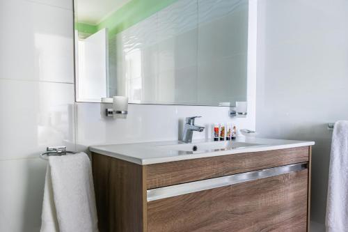 巴拿馬城的住宿－Modern Luxury Panama City Center - PH Quartier Atlapa，一间带水槽和镜子的浴室
