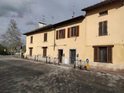 a large white building on the side of a street at Da Hele & Zozi in Signa