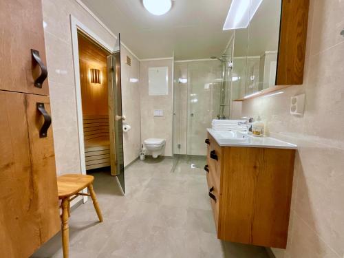 Cozy apartment Leknes Lofoten في ليكنيز: حمام مع مرحاض ومغسلة ودش