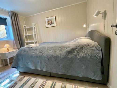 a bed sitting in a room with a bed sidx sidx sidx w obiekcie Cozy apartment Leknes Lofoten w mieście Leknes