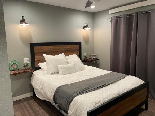 um quarto com uma cama grande e almofadas brancas em Lakefront Luxury Condo with Stunning Views!! em Dillon
