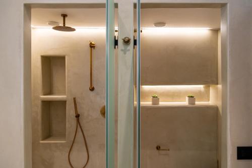 Ванная комната в SunSal Luxury Studios - Earth