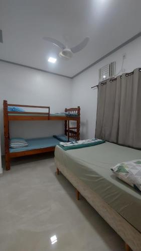 1 dormitorio con 2 literas en una habitación en Casa da Árvore, en Arraial do Cabo