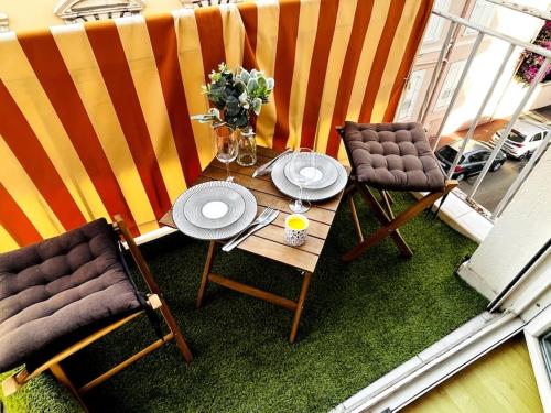 un balcon avec une table et des chaises sur un balcon dans l'établissement Cosy Studio - Plage et Suquet, à Cannes