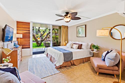 una camera da letto con un letto, una TV e un divano di Napili Shores D132 a Kahana