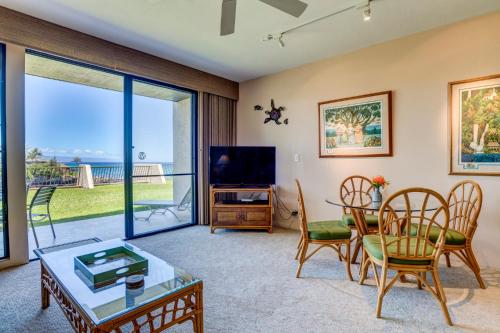 TV a/nebo společenská místnost v ubytování Napili Point B34