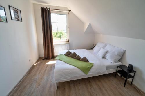 a bedroom with a large white bed with a window at Formule in Pürstein