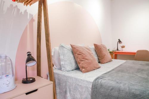 1 dormitorio con cama con dosel y almohadas en Lindo Apt no Jd das Américas en Cuiabá
