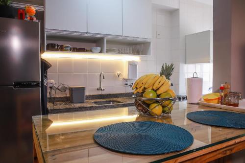 a kitchen with a bowl of fruit on a counter at Lindo Apt no Jd das Américas in Cuiabá