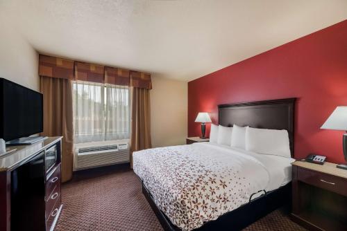 Кровать или кровати в номере SureStay Plus Hotel by Best Western Silver City