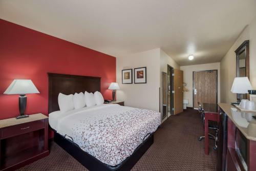 Кровать или кровати в номере SureStay Plus Hotel by Best Western Silver City